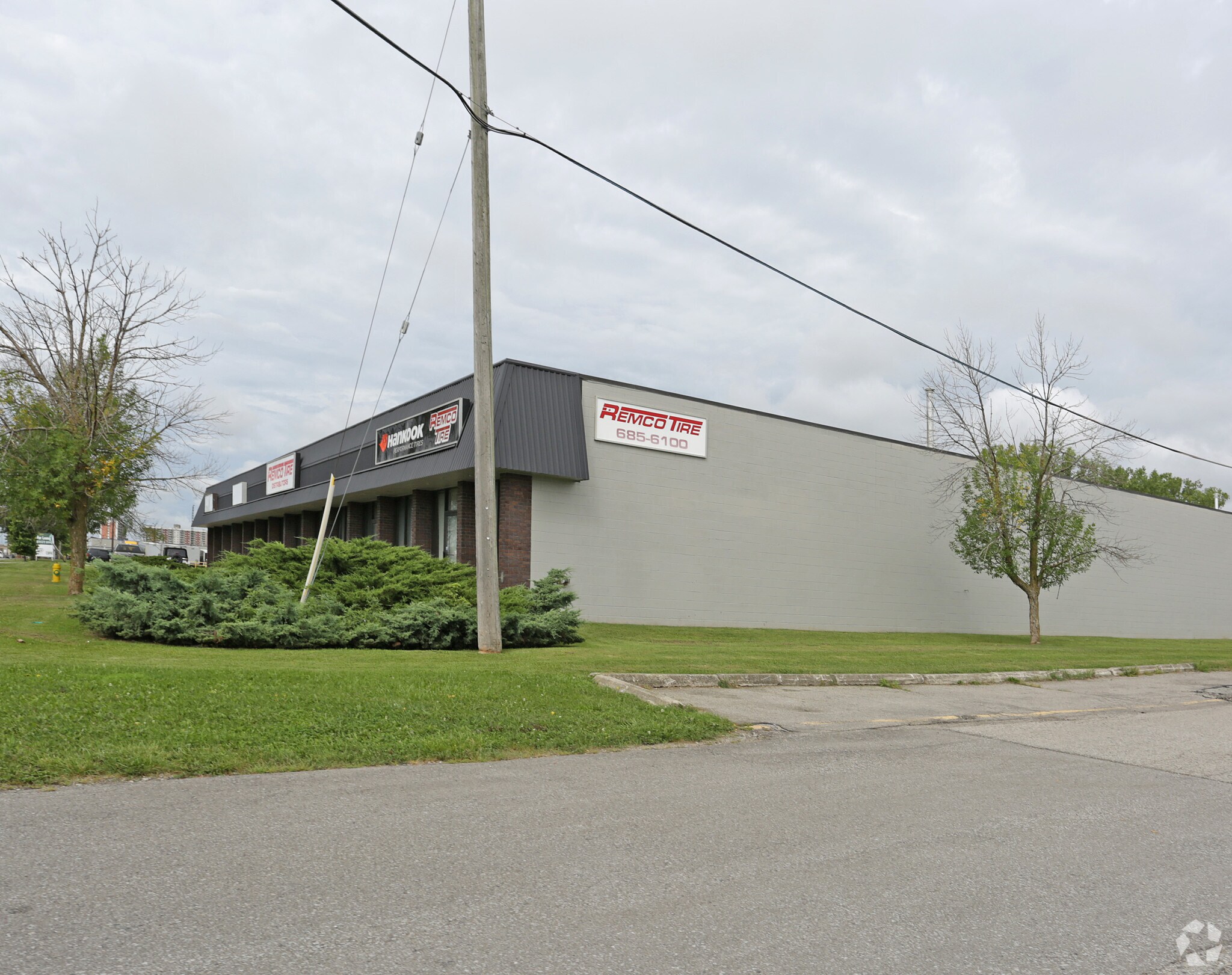 412 Newbold St, London, ON à louer Photo principale– Image 1 sur 3