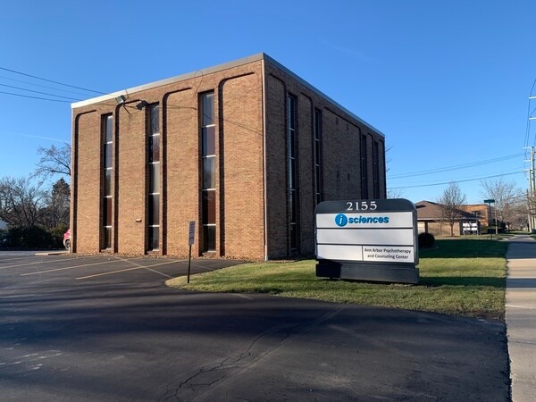 2155 Jackson Ave, Ann Arbor, MI à louer - Photo de l’immeuble – Image 3 sur 6