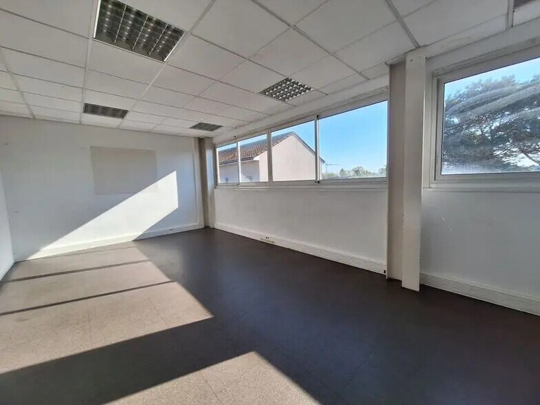 Bureau dans Lormont à louer - Photo intérieure – Image 2 sur 6