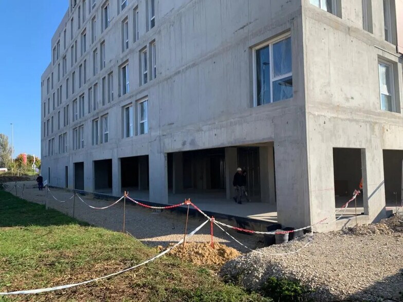 Local commercial dans Saint-Apollinaire à louer - Photo de la construction – Image 2 sur 9