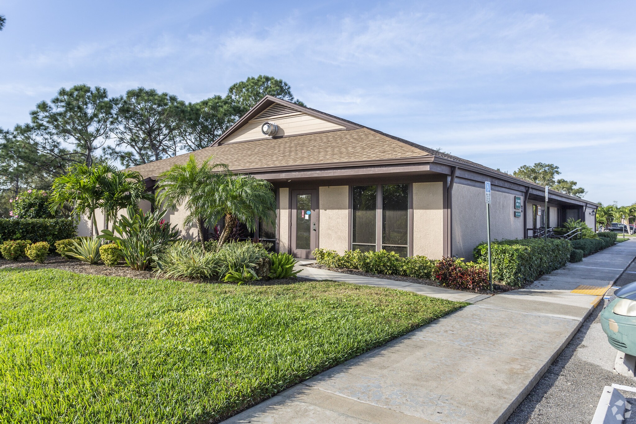 12734 Kenwood Ln, Fort Myers, FL à louer Photo principale– Image 1 sur 68