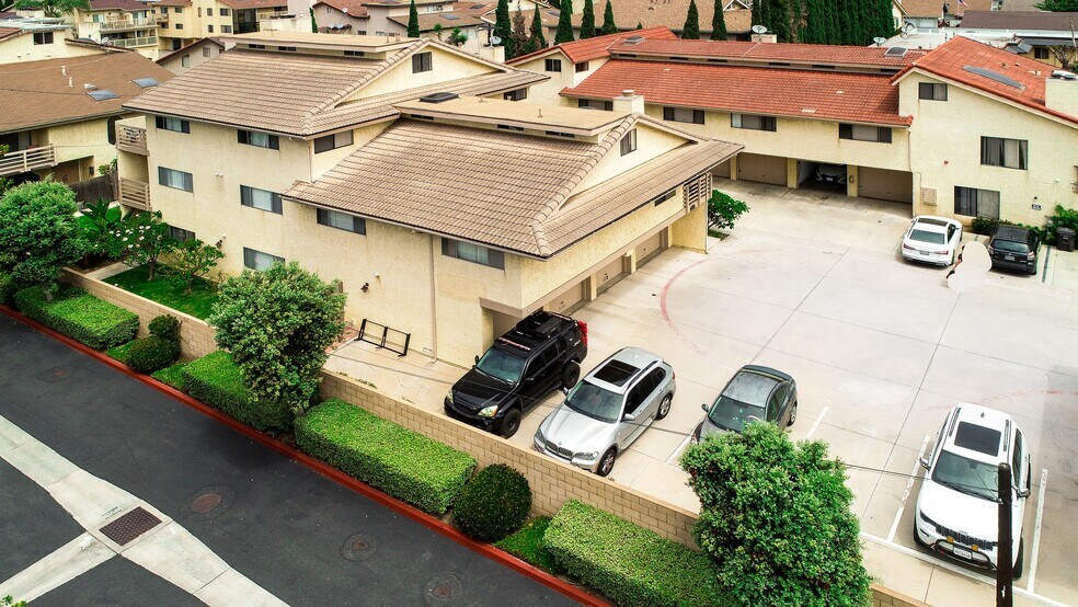 16805 Roosevelt Ln, Huntington Beach, CA à vendre - Photo de l’immeuble – Image 3 sur 8