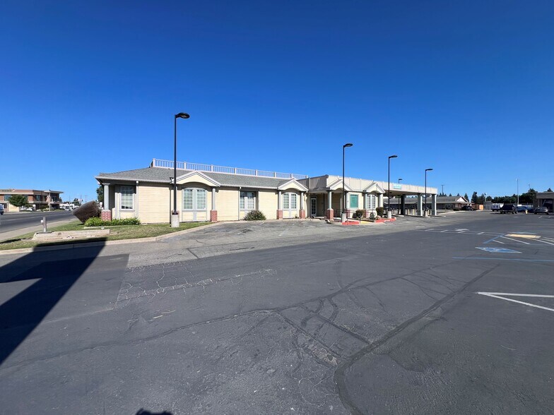 1221 Bridge St, Yuba City, CA à louer - Photo de l’immeuble – Image 2 sur 7