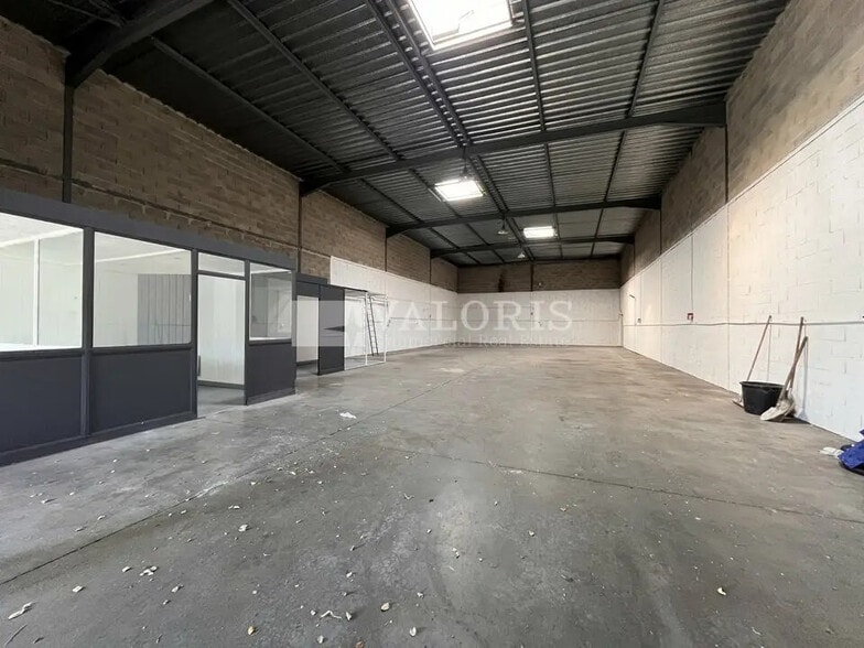 Local d’activités dans Rognac à louer - Photo de l’immeuble – Image 3 sur 8