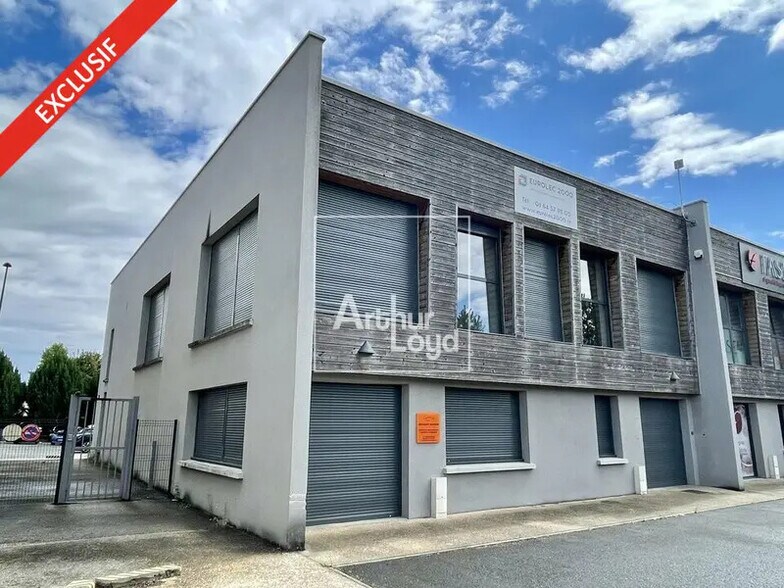 Bureau dans Saint-Pierre-du-Perray à vendre - Photo de l’immeuble – Image 1 sur 9
