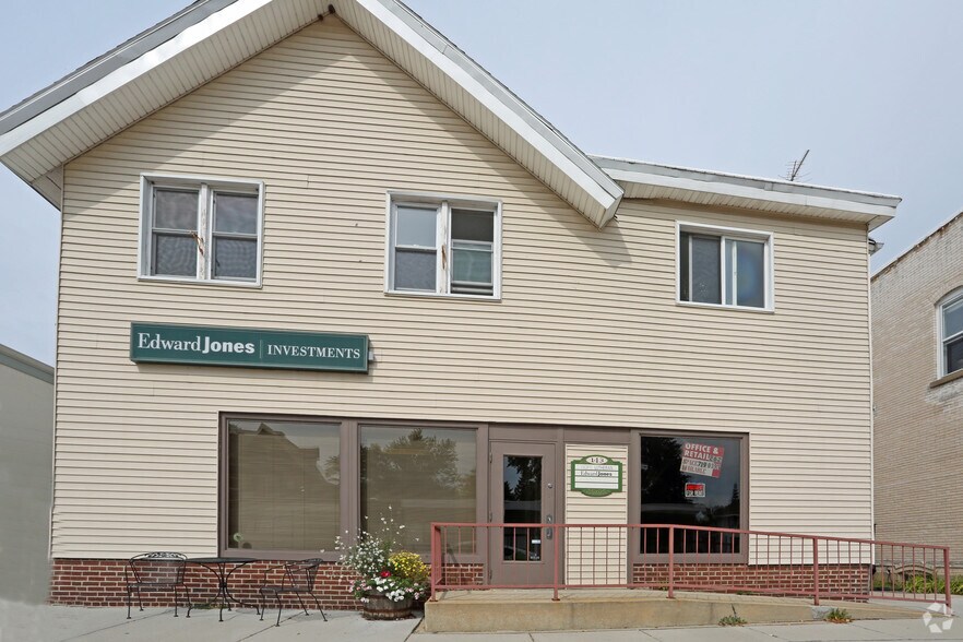 141 N Main St, Dousman, WI à louer - Photo de l’immeuble – Image 3 sur 7