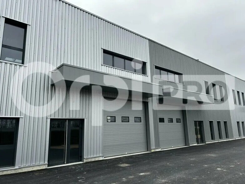 Local d’activités dans Bourgoin-Jallieu à louer - Photo de l’immeuble – Image 1 sur 7