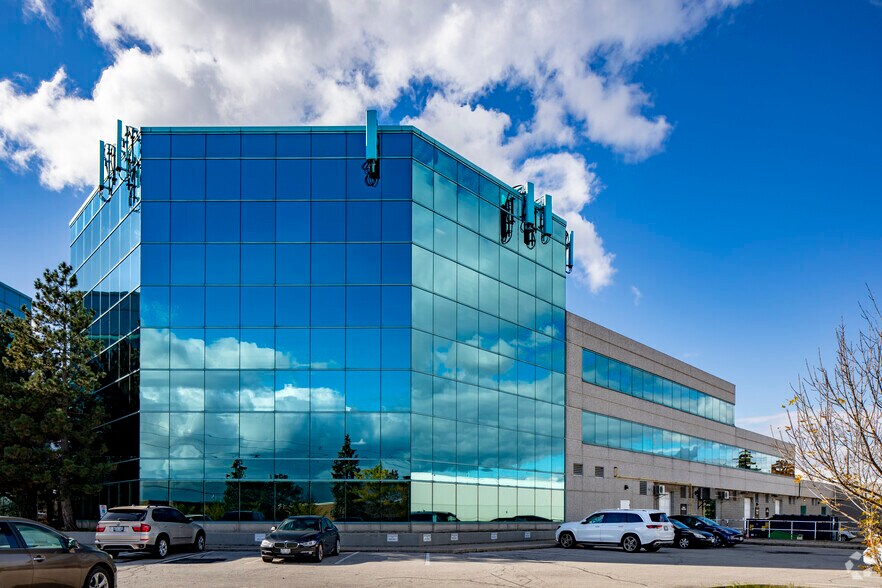 6375 Dixie Rd, Mississauga, ON à louer - Photo de l’immeuble – Image 2 sur 7