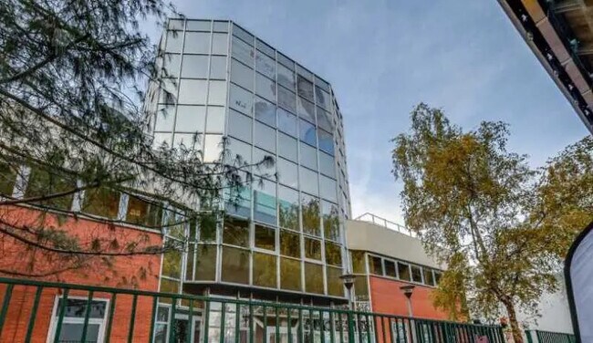 Plus de détails pour 22 Quai Du President Carnot, Saint-Cloud - Bureau à vendre