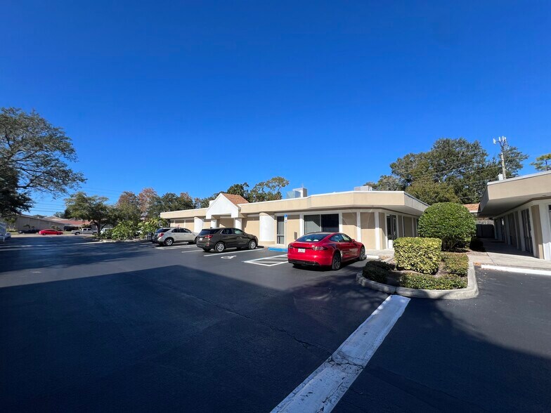 13787 Belcher Rd, Largo, FL à louer - Photo principale – Image 1 sur 21