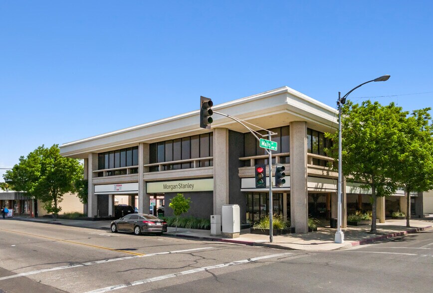 520 W Main St, Visalia, CA à louer - Photo de l’immeuble – Image 2 sur 10