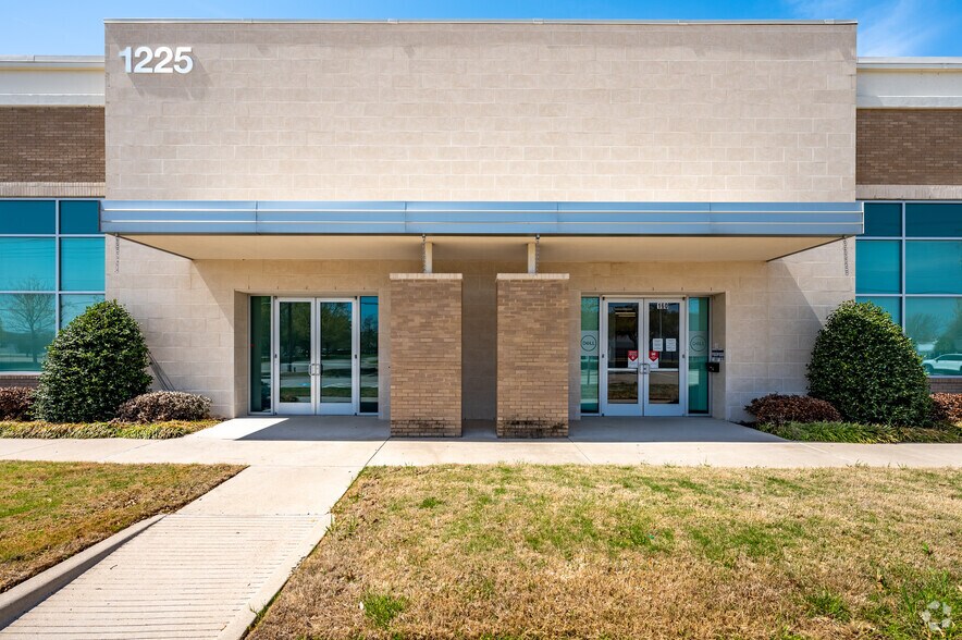 1225 Alma Rd, Richardson, TX à louer - Photo de l’immeuble – Image 3 sur 8