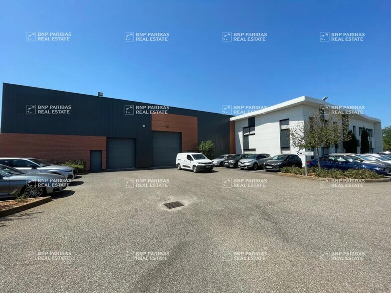 Local d'activités dans Saint-Priest à vendre - Photo de l’immeuble – Image 3 sur 8