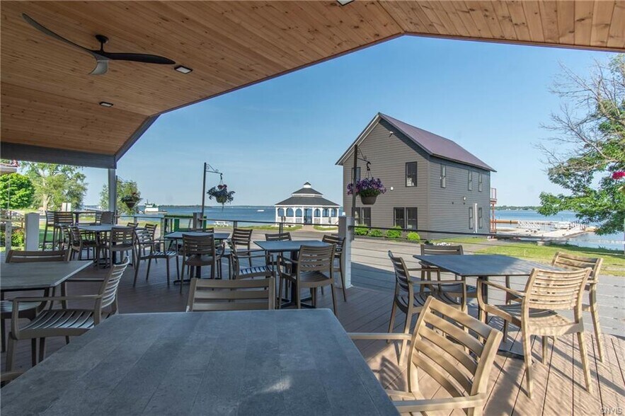 18835 S Shore Rd, Three Mile Bay, NY à vendre - Photo de l’immeuble – Image 3 sur 13