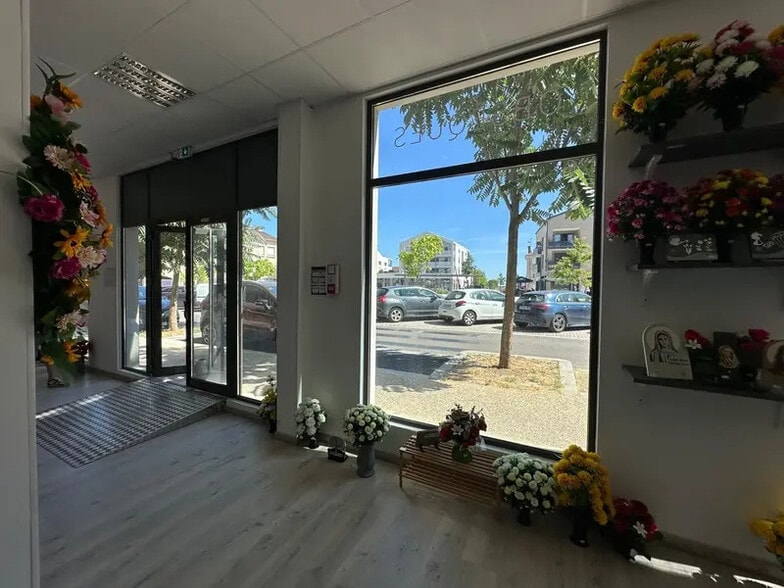 Local commercial dans Saint-Laurent-de-Mure à louer - Photo de l’immeuble – Image 2 sur 5