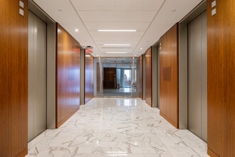 400 W Market St, Louisville, KY à louer Photo intérieure– Image 1 sur 5