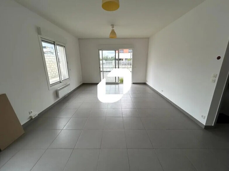Bureau dans Varennes-Jarcy à louer - Photo de l’immeuble – Image 1 sur 3
