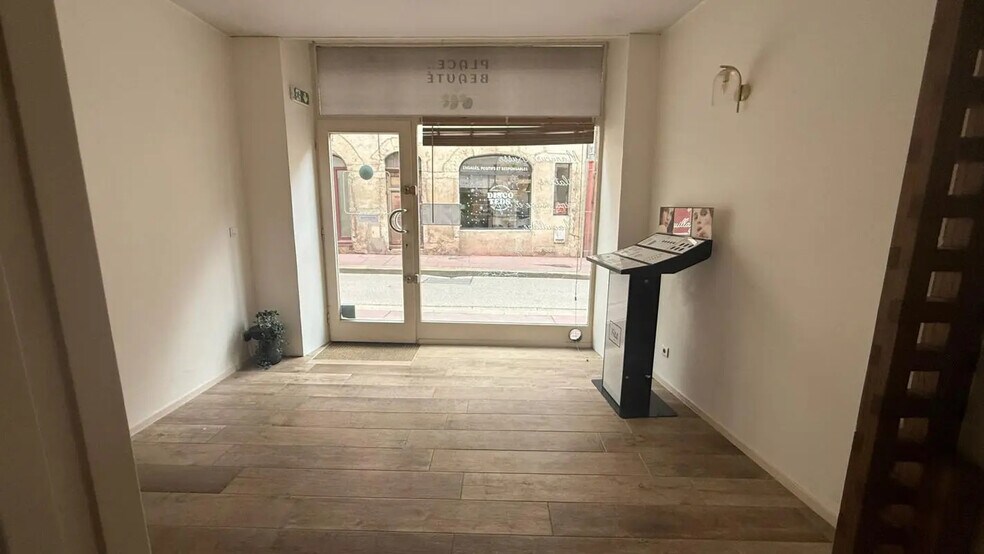 Local d’activités dans Bourg-en-Bresse à louer - Photo de l’immeuble – Image 3 sur 6