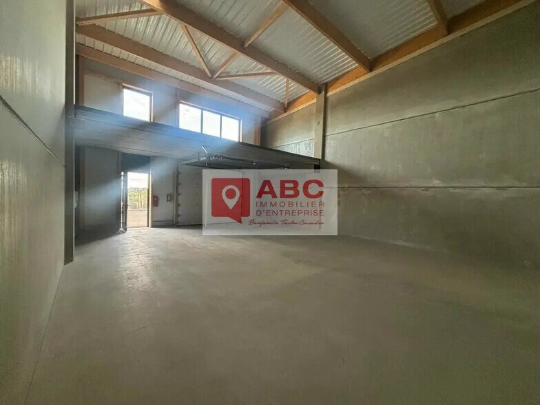Local d'activités dans Vailhauquès à vendre - Photo de l’immeuble – Image 2 sur 3