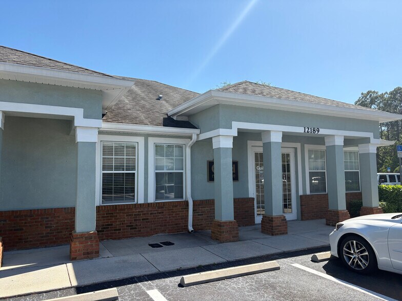 12187-12189 W Linebaugh Ave, Tampa, FL à louer - Photo principale – Image 1 sur 9