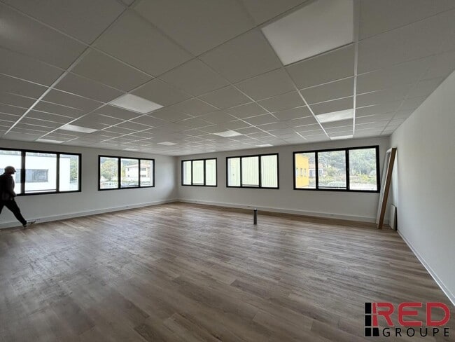 Plus de détails pour 489 Route De Berre, Éguilles - Bureau à vendre