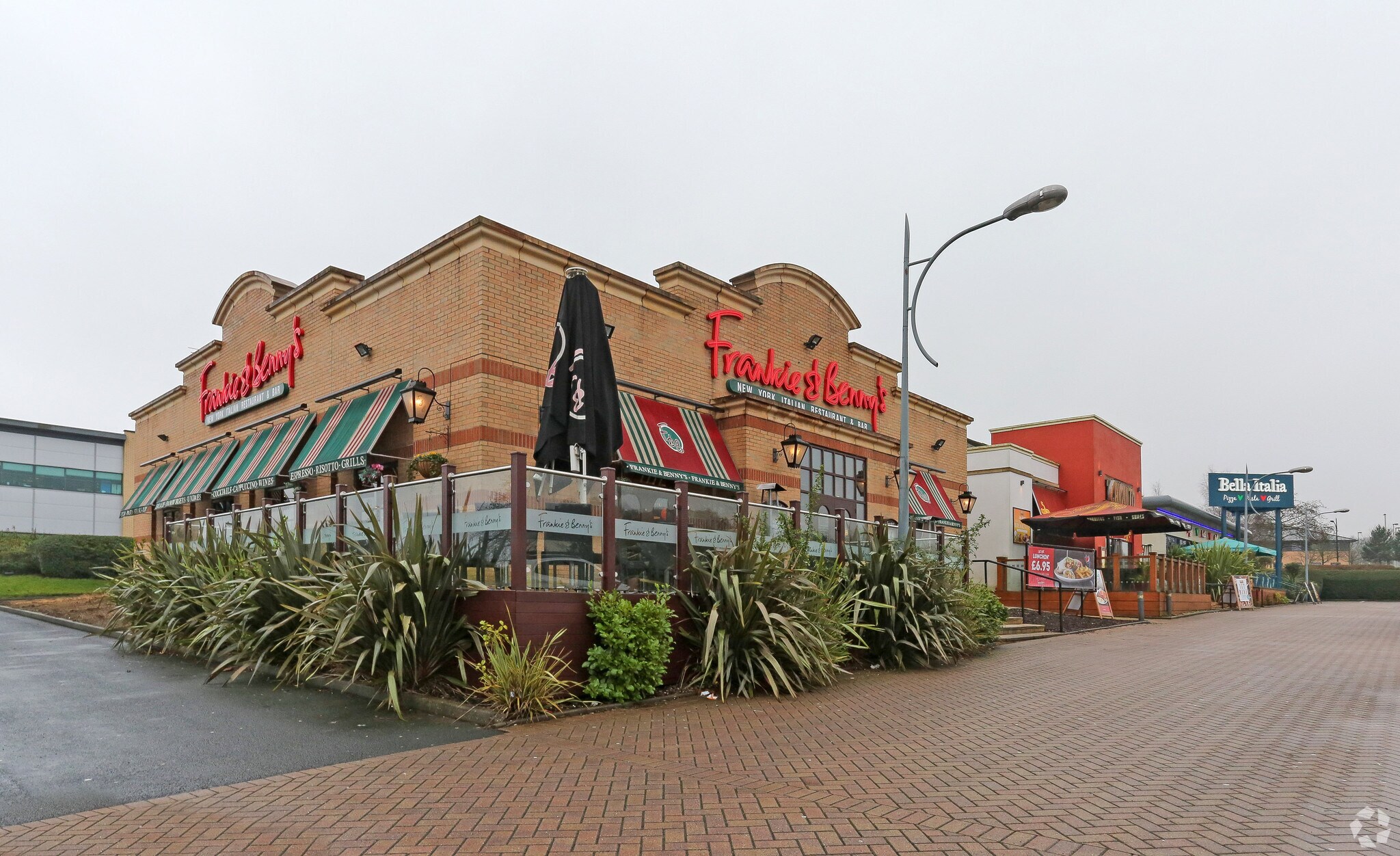 Castlegate Way, Dudley à louer Photo principale– Image 1 sur 4