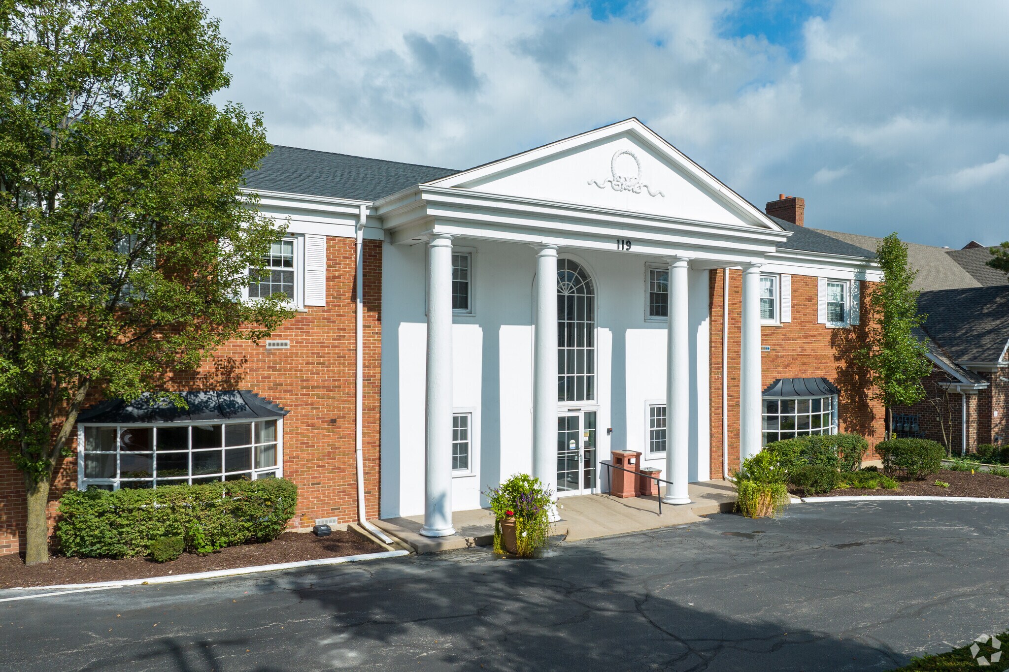 15 Spinning Wheel Rd, Hinsdale, IL à louer Photo principale– Image 1 sur 36