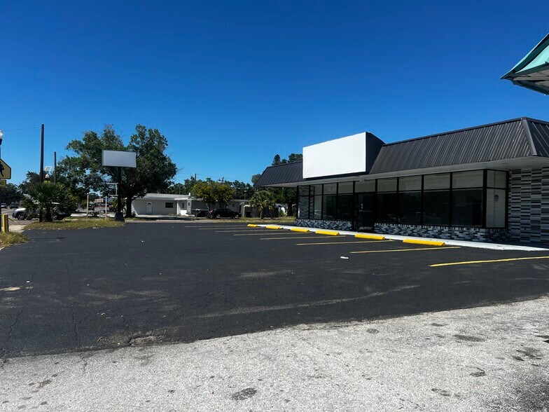 2108 49th St S, Saint Petersburg, FL à vendre - Photo de l’immeuble – Image 1 sur 15