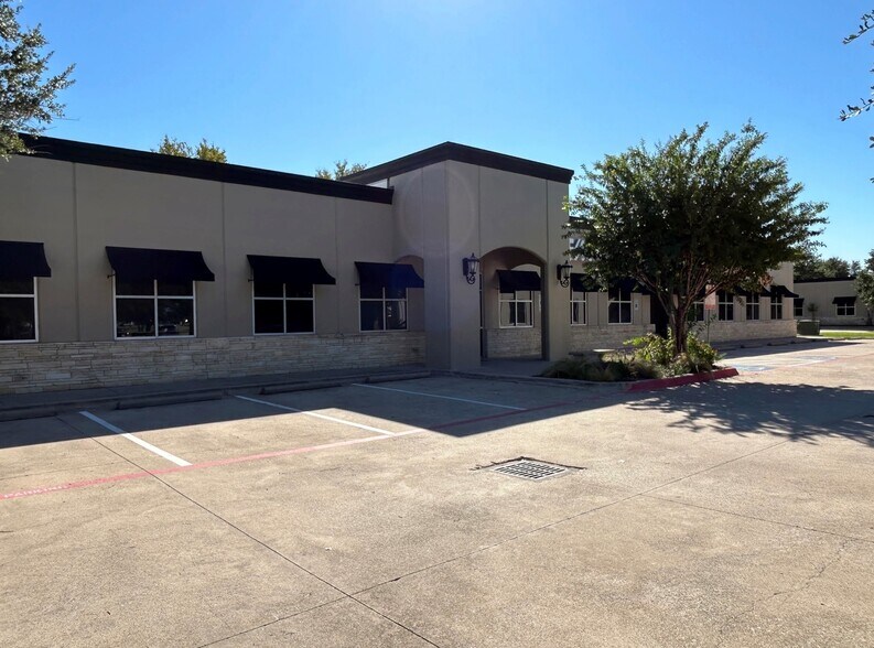 1241 W Green Oaks Blvd, Arlington, TX à louer - Photo de l’immeuble – Image 3 sur 13