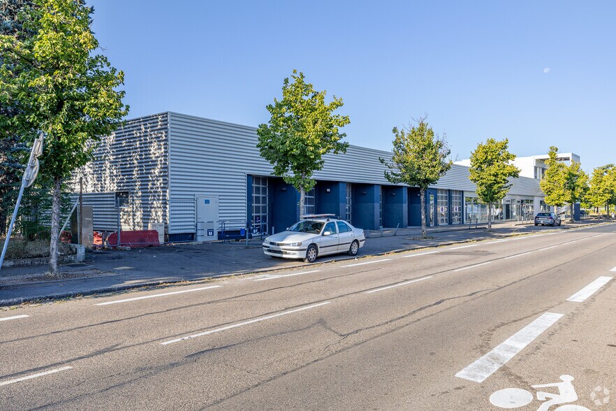 Local d’activités dans Vénissieux à louer - Photo de l’immeuble – Image 2 sur 2