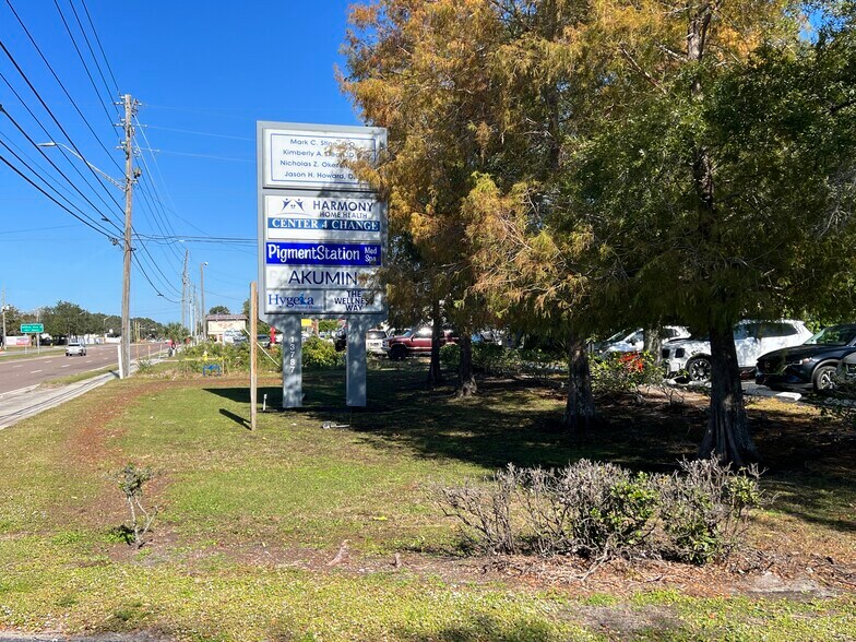 13787 Belcher Rd, Largo, FL à louer - Photo de l’immeuble – Image 2 sur 21