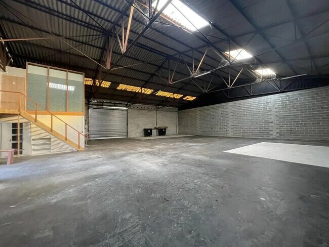 Plus de détails pour Bureau, Local d'activités à louer