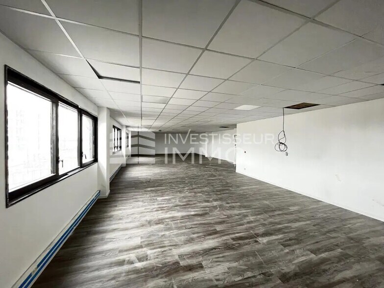 Bureau dans Saint-Thibault-des-Vignes à louer - Photo de l’immeuble – Image 3 sur 5