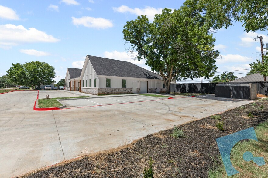 908 Cresthaven Dr, Euless, TX à louer - Photo de l’immeuble – Image 3 sur 12