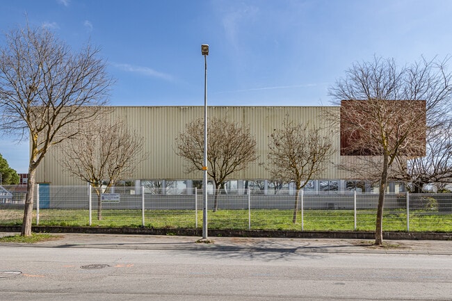 Plus de détails pour Local d'activités à louer