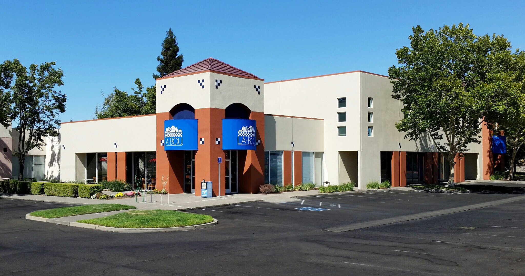 8100-8109 Fruitridge Rd, Sacramento, CA à louer Photo de l’immeuble– Image 1 sur 3