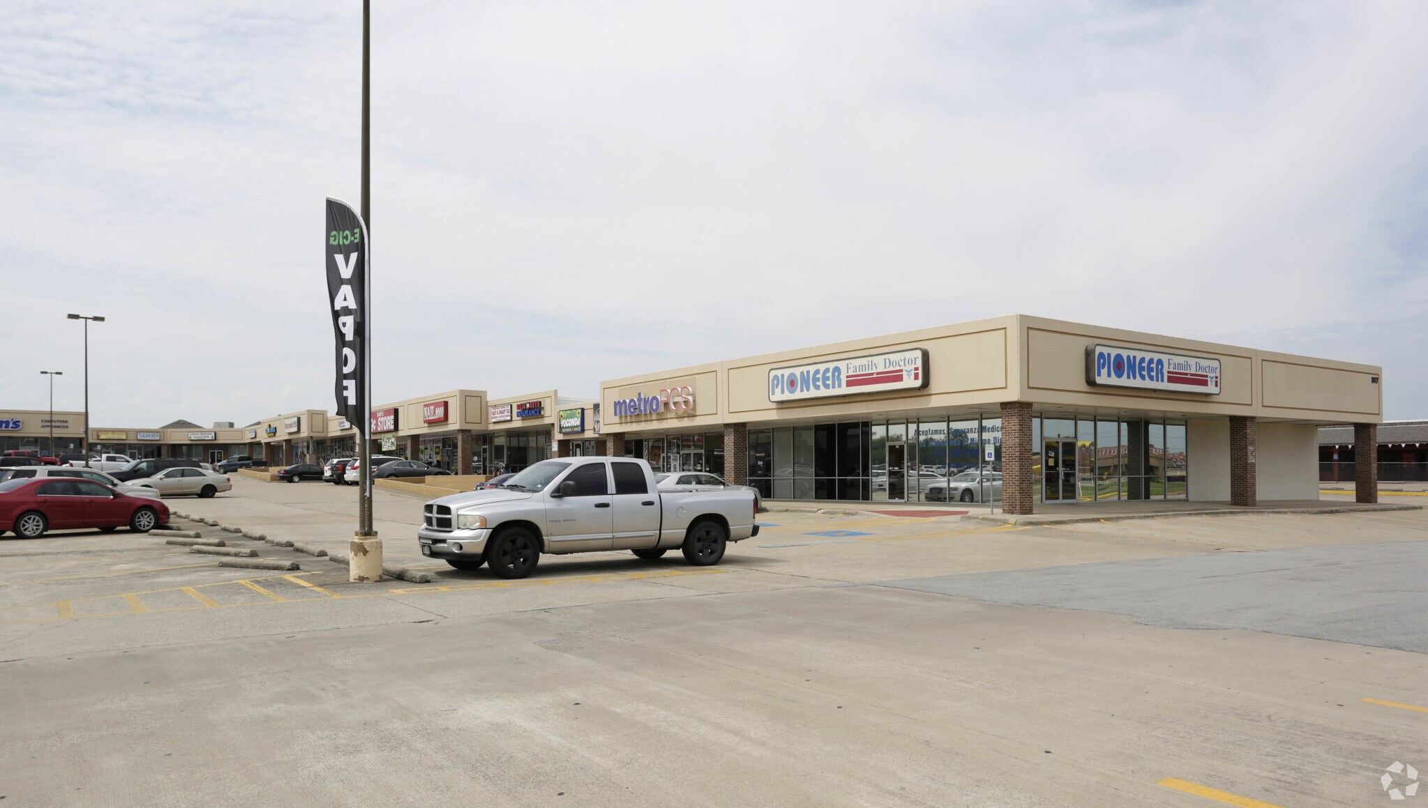 817 W Pioneer Pky, Grand Prairie, TX à louer Photo principale– Image 1 sur 10