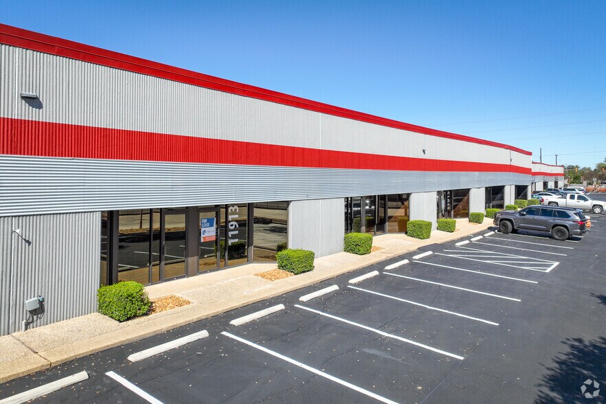 11905-11945 Starcrest Dr, San Antonio, TX à louer - Photo de l’immeuble – Image 3 sur 22