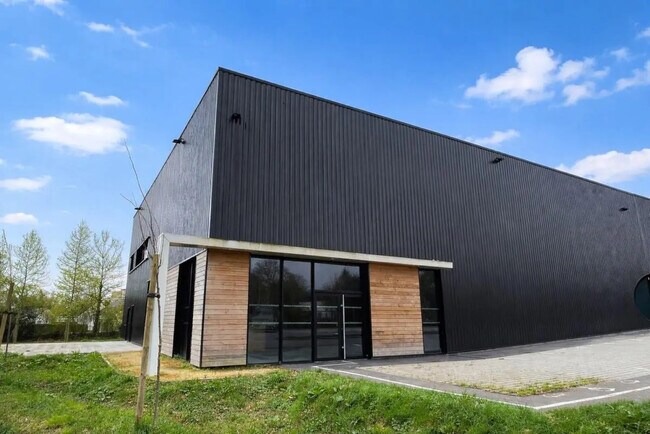 Plus de détails pour Local d'activités à louer