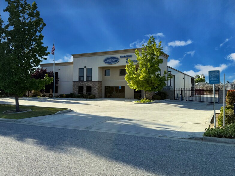 1066 Carrier Parkway Ave, Bakersfield, CA à louer - Photo de l’immeuble – Image 1 sur 8