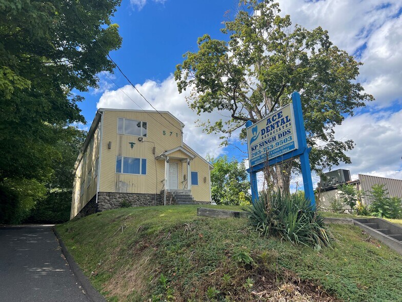 571 Wolcott St, Waterbury, CT à louer - Photo de l’immeuble – Image 3 sur 5