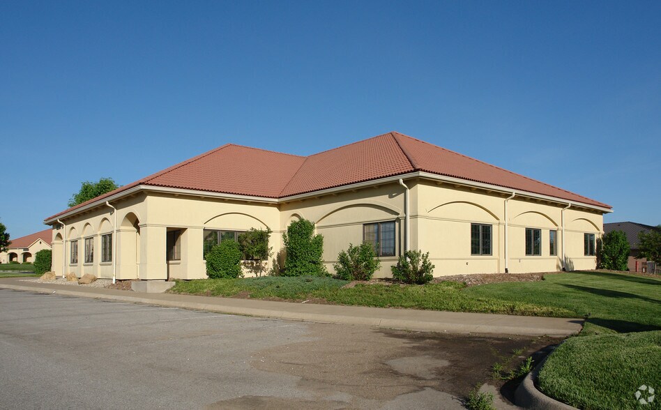 1220 Biltmore Dr, Lawrence, KS à vendre - Photo de l’immeuble – Image 1 sur 25