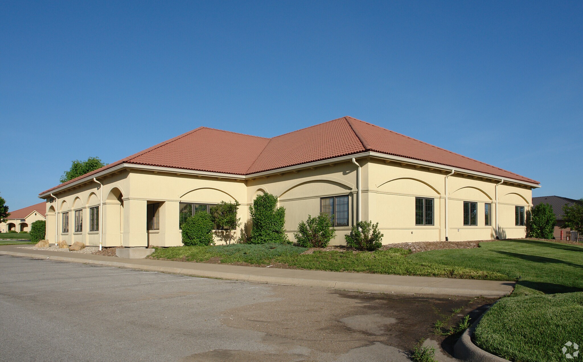 1220 Biltmore Dr, Lawrence, KS à vendre Photo de l’immeuble– Image 1 sur 26