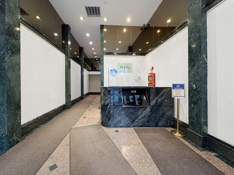 215 W 40th St, New York, NY à louer - Hall d’entrée – Image 2 sur 8
