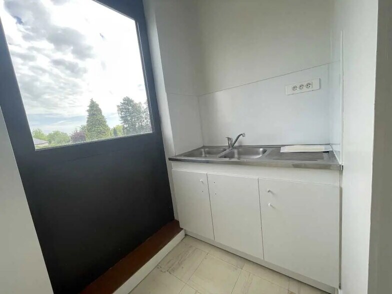 Bureau dans Allonne à louer - Photo de l’immeuble – Image 3 sur 6