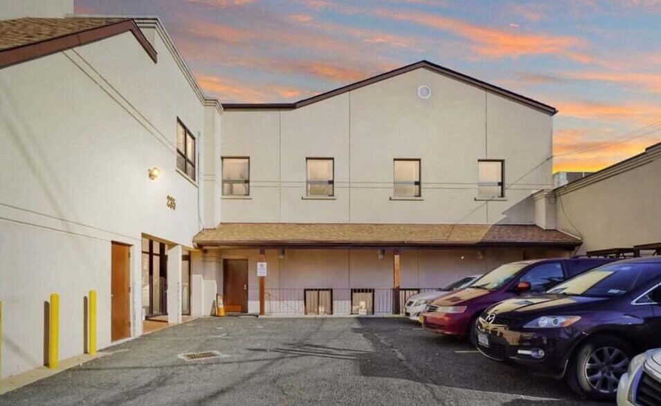 235 Dongan Hills Ave, Staten Island, NY à louer - Photo de l’immeuble – Image 3 sur 8