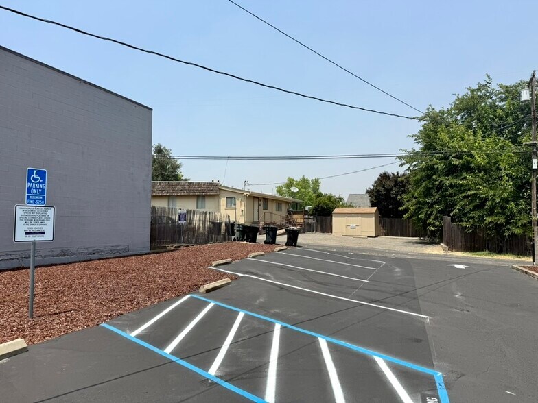 210 Grove St, Roseville, CA à louer - Photo de l’immeuble – Image 2 sur 2