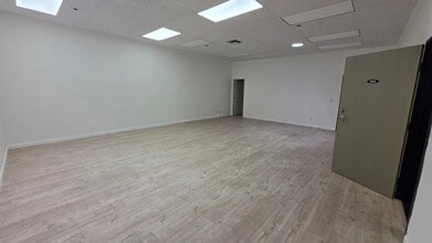 4711 Oakwood Ave, Los Angeles, CA à louer Photo intérieure– Image 2 sur 7