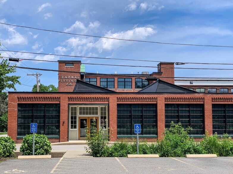 42 Ladd St, East Greenwich, RI à louer - Photo de l’immeuble – Image 2 sur 10
