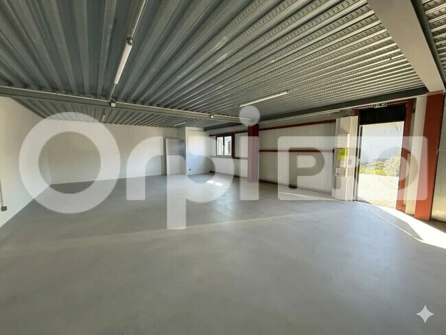 Plus de détails pour Local d'activités à louer